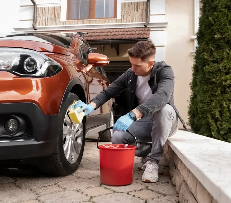 Lavage auto à domicile Pianottoli-Caldarello : professionnel intervenant sur un véhicule